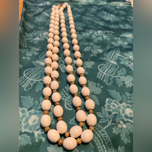 Vintage Crown Trifari White Lucite & Gold Tone Double Strand Necklace - Picture 10 of 10